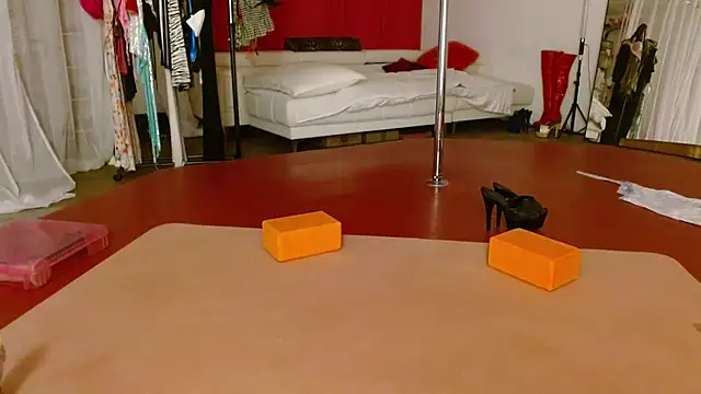 Snapshot of Sweet-Ginger chatting on 10.21.25 Sweet-Ginger online show from 10.21.25