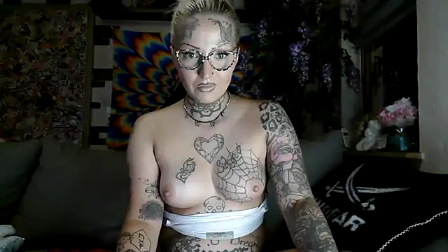 Snapshot of RoxxyInk chatting on 10.08.25 RoxxyInk online show from 10.08.25