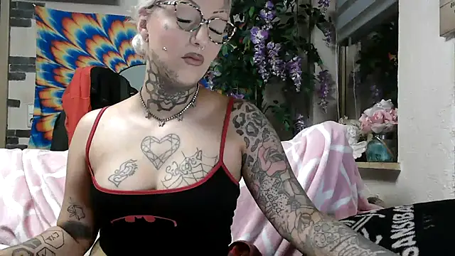 Snapshot of RoxxyInk chatting on 10.19.25 RoxxyInk online show from 10.19.25