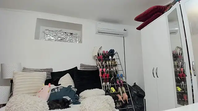 juliahayessxx online show from 10.10.25