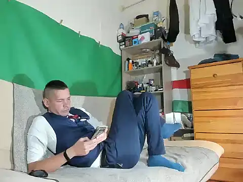 Snapshot of viraglaci18@xh chatting on 10.21.25 viraglaci18xh online show from 10.21.25