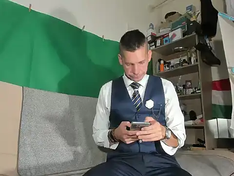 Snapshot of viraglaci18@xh chatting on 10.22.25 viraglaci18xh online show from 10.22.25