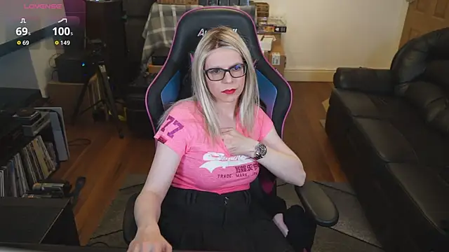 Snapshot of KelseyCobalt chatting on 10.17.25 KelseyCobalt online show from 10.17.25