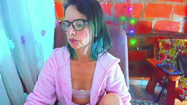 Snapshot of BrianaGarner chatting on 05.03.26 BrianaGarner online show from 05.03.26