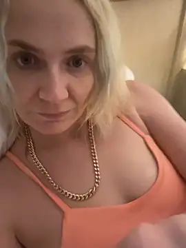 Snapshot of SugarTits199869 chatting on 10.10.25 SugarTits199869 online show from 10.10.25