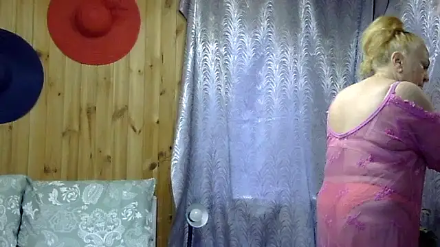 Snapshot of Emma52610 chatting on 10.08.25 Emma52610 online show from 10.08.25