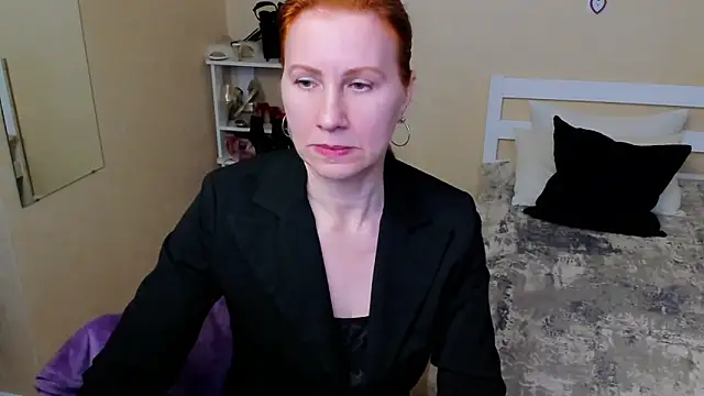 Snapshot of FoxySophia chatting on 10.21.25 FoxySophia online show from 10.21.25