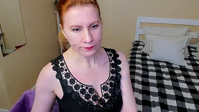 Snapshot of FoxySophia chatting on 11.06.25 FoxySophia online show from 11.06.25