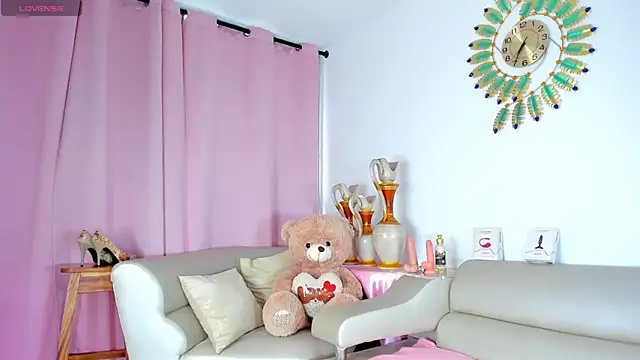 Snapshot of latinwondercockts chatting on 10.04.25 latinwondercockts online show from 10.04.25