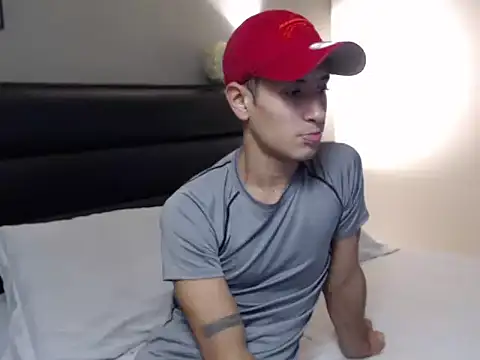 Snapshot of RetainedHound chatting on 09.30.25 RetainedHound online show from 09.30.25