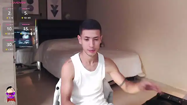 Snapshot of RetainedHound chatting on 10.24.25 RetainedHound online show from 10.24.25