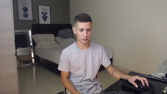 Snapshot of RetainedHound chatting on 11.12.25 RetainedHound online show from 11.12.25