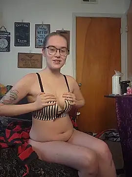 Snapshot of Izzy_Hellbourne chatting on 06.01.26 Izzy Hellbourne online show from 06.01.26