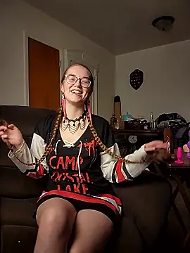 Snapshot of Izzy_Hellbourne chatting on 06.05.26 Izzy Hellbourne online show from 06.05.26