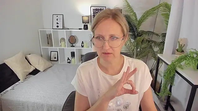 Snapshot of Paris_Cherry chatting on 09.28.25 Paris Cherry online show from 09.28.25