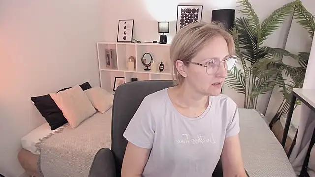 Snapshot of Paris_Cherry chatting on 10.12.25 Paris Cherry online show from 10.12.25