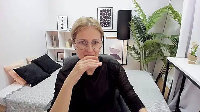 Snapshot of Paris_Cherry chatting on 10.14.25 Paris Cherry online show from 10.14.25