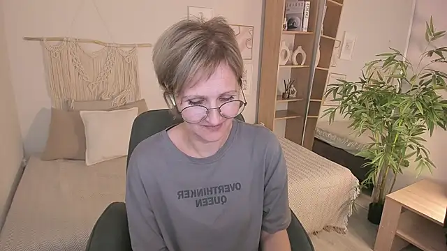 Snapshot of Paris_Cherry chatting on 10.26.25 Paris Cherry online show from 10.26.25