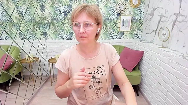 Snapshot of Paris_Cherry chatting on 11.05.25 Paris Cherry online show from 11.05.25