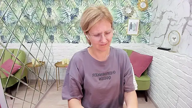 Snapshot of Paris_Cherry chatting on 11.06.25 Paris Cherry online show from 11.06.25