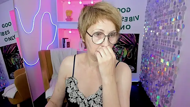 Snapshot of Paris_Cherry chatting on 07.29.26 Paris Cherry online show from 07.29.26