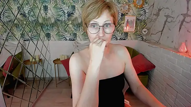Snapshot of Paris_Cherry chatting on 08.03.26 Paris Cherry online show from 08.03.26