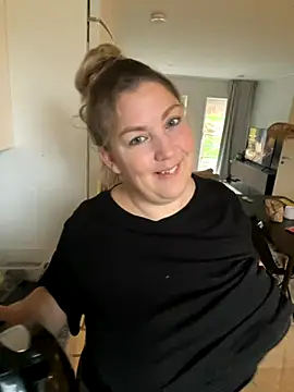 Snapshot of Anna_Alexa chatting on 11.06.25 Anna Alexa online show from 11.06.25