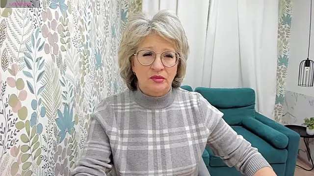 Snapshot of EvelynJoyful chatting on 12.13.24 EvelynJoyful online show from 12.13.24