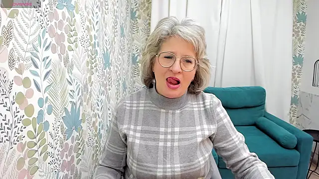 Snapshot of EvelynJoyful chatting on 12.20.24 EvelynJoyful online show from 12.20.24