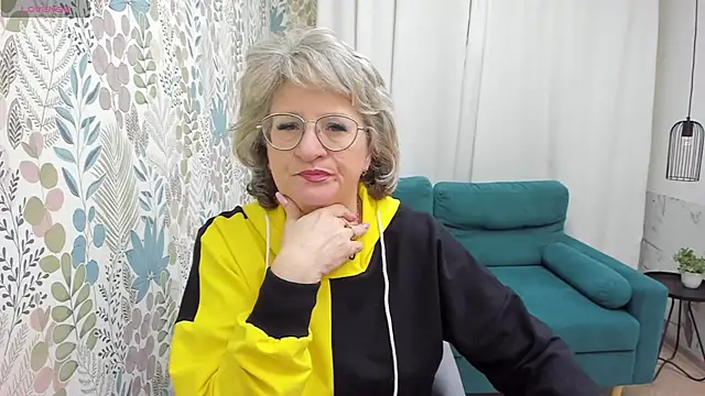 Snapshot of EvelynJoyful chatting on 12.24.24 EvelynJoyful online show from 12.24.24