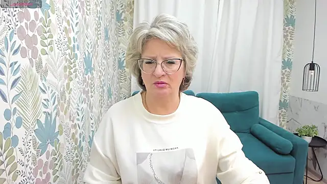 Snapshot of EvelynJoyful chatting on 03.10.25 EvelynJoyful online show from 03.10.25