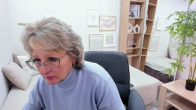 Snapshot of EvelynJoyful chatting on 10.17.25 EvelynJoyful online show from 10.17.25