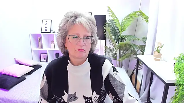 Snapshot of EvelynJoyful chatting on 10.24.25 EvelynJoyful online show from 10.24.25