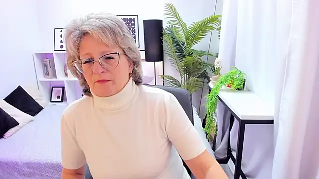 Snapshot of EvelynJoyful chatting on 11.04.25 EvelynJoyful online show from 11.04.25