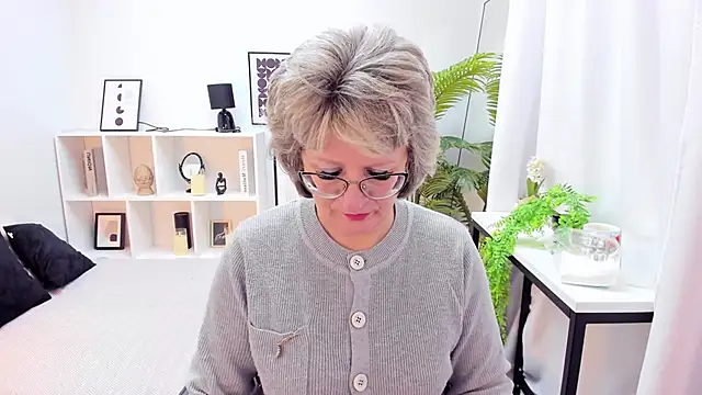 Snapshot of EvelynJoyful chatting on 11.17.25 EvelynJoyful online show from 11.17.25