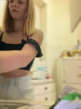 Snapshot of AnastasiaAniess chatting on 03.10.25 AnastasiaAniess online show from 03.10.25