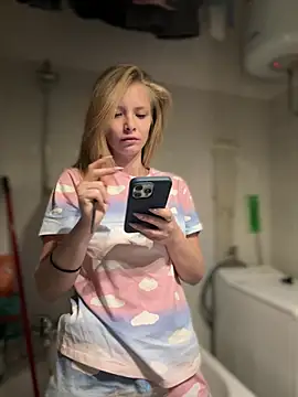 Snapshot of AnastasiaAniess chatting on 03.20.25 AnastasiaAniess online show from 03.20.25