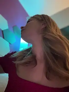 Snapshot of AnastasiaAniess chatting on 10.05.25 AnastasiaAniess online show from 10.05.25