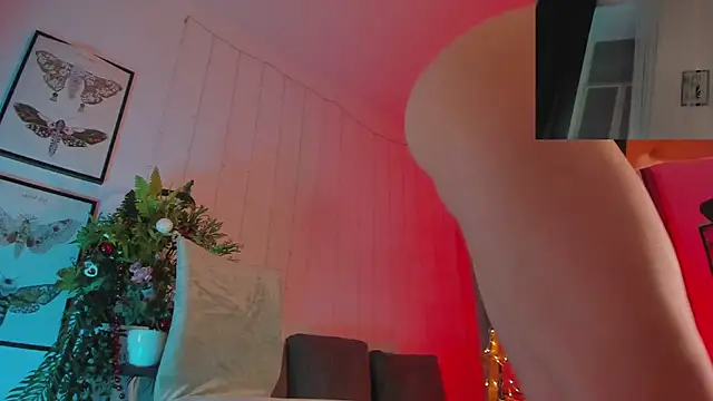 Snapshot of LilianKroft chatting on 12.25.24 LilianKroft online show from 12.25.24