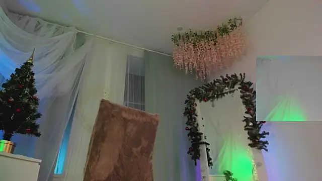 Snapshot of LilianKroft chatting on 12.27.24 LilianKroft online show from 12.27.24