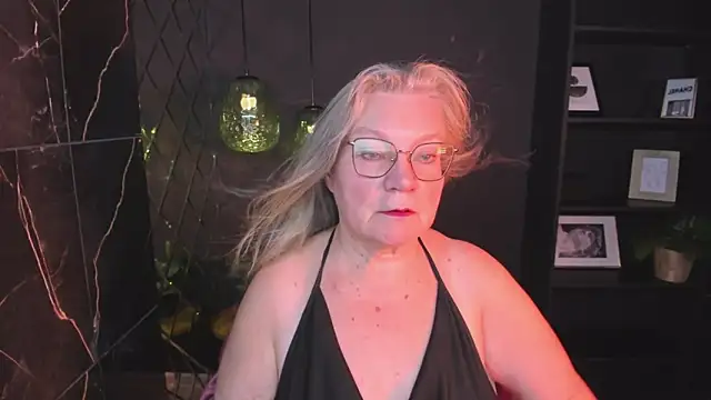 Snapshot of NataliMellow chatting on 10.13.25 NataliMellow online show from 10.13.25