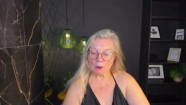 Snapshot of NataliMellow chatting on 10.17.25 NataliMellow online show from 10.17.25