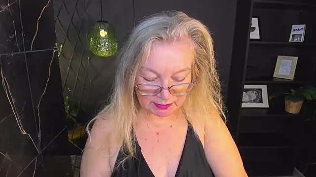 Snapshot of NataliMellow chatting on 10.27.25 NataliMellow online show from 10.27.25