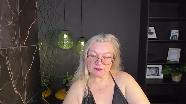 Snapshot of NataliMellow chatting on 11.17.25 NataliMellow online show from 11.17.25
