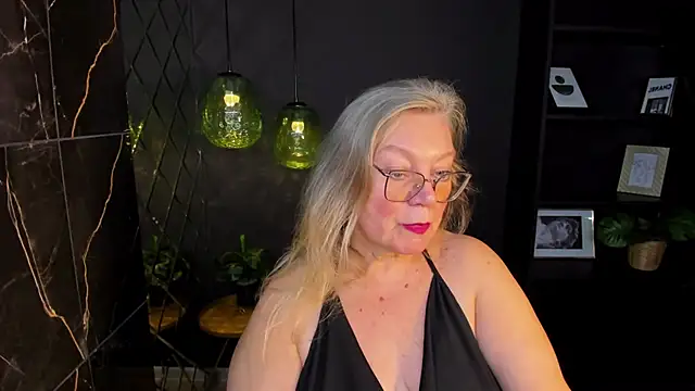 Snapshot of NataliMellow chatting on 11.21.25 NataliMellow online show from 11.21.25