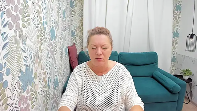 Snapshot of LeaPure chatting on 12.08.24 LeaPure online show from 12.08.24