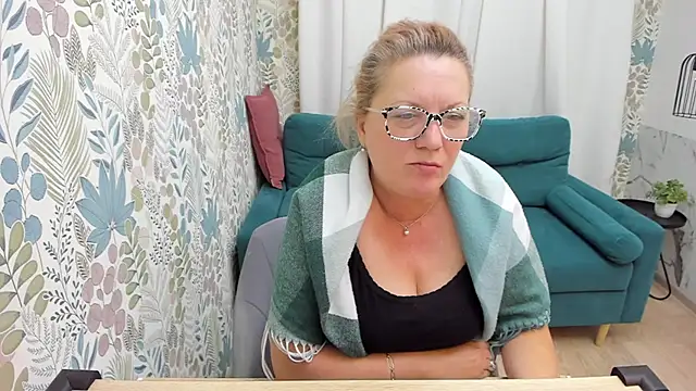 Snapshot of LeaPure chatting on 12.08.24 LeaPure online show from 12.08.24