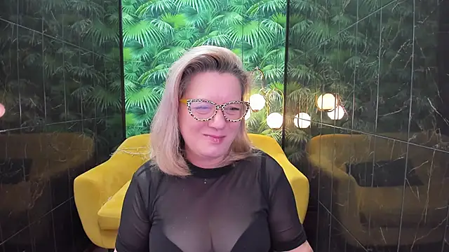 Snapshot of LeaPure chatting on 01.02.25 LeaPure online show from 01.02.25