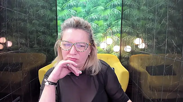 Snapshot of LeaPure chatting on 01.02.25 LeaPure online show from 01.02.25