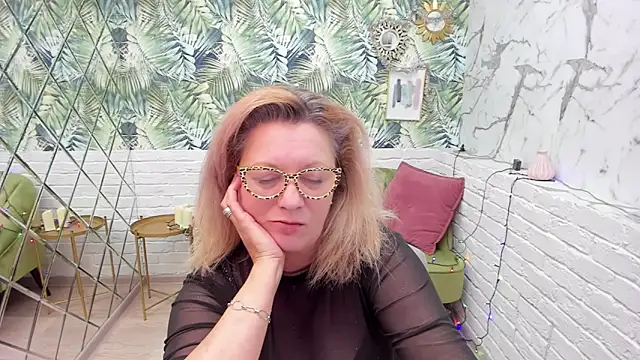 Snapshot of LeaPure chatting on 01.04.25 LeaPure online show from 01.04.25